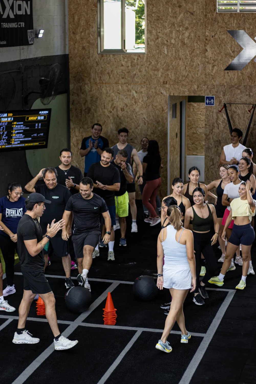 La comunidad de Axion reunida en el gimnasio en Mérida